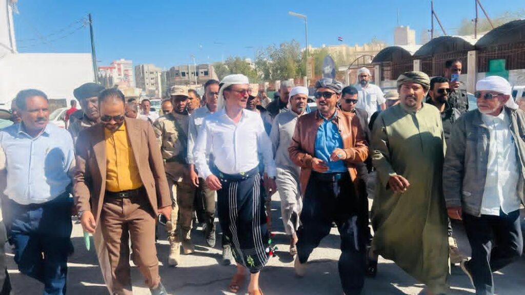 في إطار جهود تعزيز الرقابة وتنظيم الأسواق، نفّذ عضو هيئة رئاسة المجلس الانتقالي الجنوبي، الأستاذ فادي باعوم، حملة رقابية واسعة في مديرية سيئون، بإشراف مباشر من قيادة المجلس.ورافق باعوم في الحملة مدير عام مديرية سيئون، الأستاذ خالد بلفاس، حيث استهدفت الجولة عددًا من الأسواق، ضمن خطوات عملية تهدف لضبط النشاط التجاري وتحقيق الاستقرار في الأسعار والخدمات. في إطار جهود تعزيز الرقابة وتنظيم الأسواق، نفّذ عضو هيئة رئاسة المجلس الانتقالي الجنوبي، الأستاذ فادي باعوم، حملة رقابية واسعة في مديرية سيئون، بإشراف مباشر من قيادة المجلس.ورافق باعوم في الحملة مدير عام مديرية سيئون، الأستاذ خالد بلفاس، حيث استهدفت الجولة عددًا من الأسواق، ضمن خطوات عملية تهدف لضبط النشاط التجاري وتحقيق الاستقرار في الأسعار والخدمات.