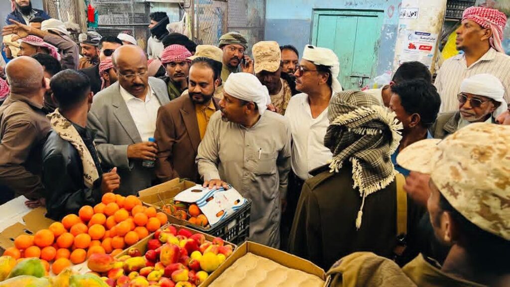 في إطار جهود تعزيز الرقابة وتنظيم الأسواق، نفّذ عضو هيئة رئاسة المجلس الانتقالي الجنوبي، الأستاذ فادي باعوم، حملة رقابية واسعة في مديرية سيئون، بإشراف مباشر من قيادة المجلس.ورافق باعوم في الحملة مدير عام مديرية سيئون، الأستاذ خالد بلفاس، حيث استهدفت الجولة عددًا من الأسواق، ضمن خطوات عملية تهدف لضبط النشاط التجاري وتحقيق الاستقرار في الأسعار والخدمات. في إطار جهود تعزيز الرقابة وتنظيم الأسواق، نفّذ عضو هيئة رئاسة المجلس الانتقالي الجنوبي، الأستاذ فادي باعوم، حملة رقابية واسعة في مديرية سيئون، بإشراف مباشر من قيادة المجلس.ورافق باعوم في الحملة مدير عام مديرية سيئون، الأستاذ خالد بلفاس، حيث استهدفت الجولة عددًا من الأسواق، ضمن خطوات عملية تهدف لضبط النشاط التجاري وتحقيق الاستقرار في الأسعار والخدمات.