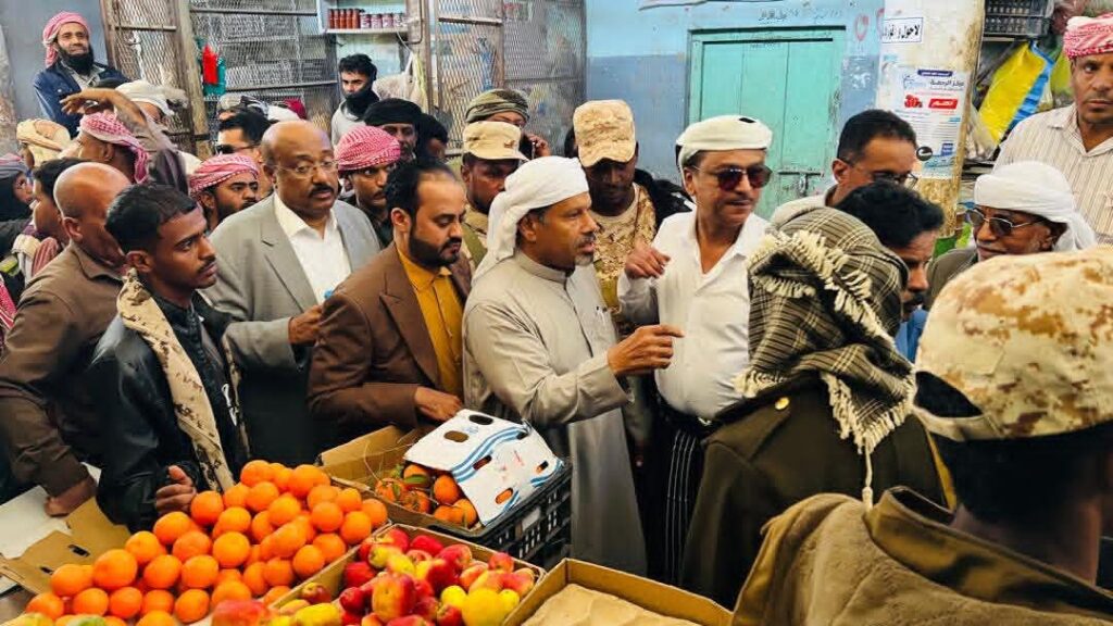 في إطار جهود تعزيز الرقابة وتنظيم الأسواق، نفّذ عضو هيئة رئاسة المجلس الانتقالي الجنوبي، الأستاذ فادي باعوم، حملة رقابية واسعة في مديرية سيئون، بإشراف مباشر من قيادة المجلس.ورافق باعوم في الحملة مدير عام مديرية سيئون، الأستاذ خالد بلفاس، حيث استهدفت الجولة عددًا من الأسواق، ضمن خطوات عملية تهدف لضبط النشاط التجاري وتحقيق الاستقرار في الأسعار والخدمات. في إطار جهود تعزيز الرقابة وتنظيم الأسواق، نفّذ عضو هيئة رئاسة المجلس الانتقالي الجنوبي، الأستاذ فادي باعوم، حملة رقابية واسعة في مديرية سيئون، بإشراف مباشر من قيادة المجلس.ورافق باعوم في الحملة مدير عام مديرية سيئون، الأستاذ خالد بلفاس، حيث استهدفت الجولة عددًا من الأسواق، ضمن خطوات عملية تهدف لضبط النشاط التجاري وتحقيق الاستقرار في الأسعار والخدمات.