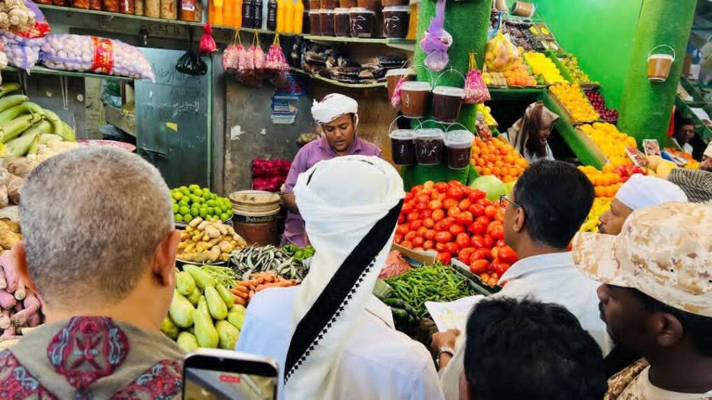 في إطار جهود تعزيز الرقابة وتنظيم الأسواق، نفّذ عضو هيئة رئاسة المجلس الانتقالي الجنوبي، الأستاذ فادي باعوم، حملة رقابية واسعة في مديرية سيئون، بإشراف مباشر من قيادة المجلس.ورافق باعوم في الحملة مدير عام مديرية سيئون، الأستاذ خالد بلفاس، حيث استهدفت الجولة عددًا من الأسواق، ضمن خطوات عملية تهدف لضبط النشاط التجاري وتحقيق الاستقرار في الأسعار والخدمات. في إطار جهود تعزيز الرقابة وتنظيم الأسواق، نفّذ عضو هيئة رئاسة المجلس الانتقالي الجنوبي، الأستاذ فادي باعوم، حملة رقابية واسعة في مديرية سيئون، بإشراف مباشر من قيادة المجلس.ورافق باعوم في الحملة مدير عام مديرية سيئون، الأستاذ خالد بلفاس، حيث استهدفت الجولة عددًا من الأسواق، ضمن خطوات عملية تهدف لضبط النشاط التجاري وتحقيق الاستقرار في الأسعار والخدمات.