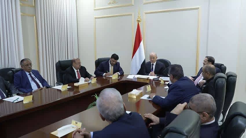 رئيس مجلس القيادة الرئاسي يرأس اجتماعًا طارئًا لمجلس الدفاع الوطني بحضور محافظ حضرموت رئيس مجلس القيادة الرئاسي يرأس اجتماعًا طارئًا لمجلس الدفاع الوطني بحضور محافظ حضرموت