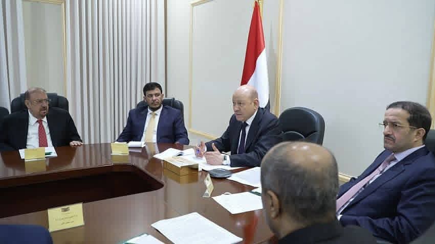 رئيس مجلس القيادة الرئاسي يرأس اجتماعًا طارئًا لمجلس الدفاع الوطني بحضور محافظ حضرموت رئيس مجلس القيادة الرئاسي يرأس اجتماعًا طارئًا لمجلس الدفاع الوطني بحضور محافظ حضرموت