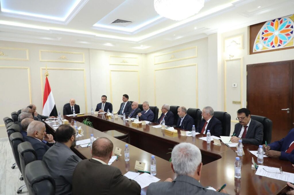 رئيس مجلس القيادة يثمن عاليا استمرار جهود الوساطة السعودية الإماراتية من أجل خفض التصعيد في المحافظات الشرقية رئيس مجلس القيادة يثمن عاليا استمرار جهود الوساطة السعودية الإماراتية من أجل خفض التصعيد في المحافظات الشرقية