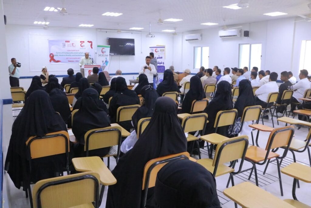 مدير عام سيئون يفتتح ندوة علمية حول الإيدز ضمن مشروع (وعيك أمان). مدير عام سيئون يفتتح ندوة علمية حول الإيدز ضمن مشروع (وعيك أمان).