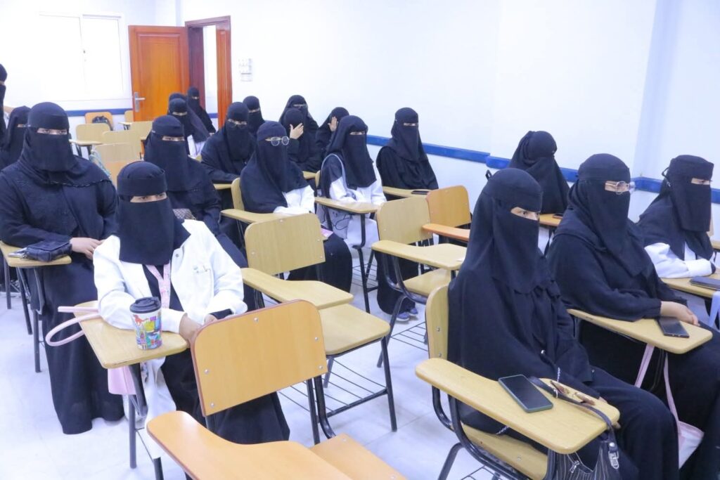 مدير عام سيئون يفتتح ندوة علمية حول الإيدز ضمن مشروع (وعيك أمان). مدير عام سيئون يفتتح ندوة علمية حول الإيدز ضمن مشروع (وعيك أمان).