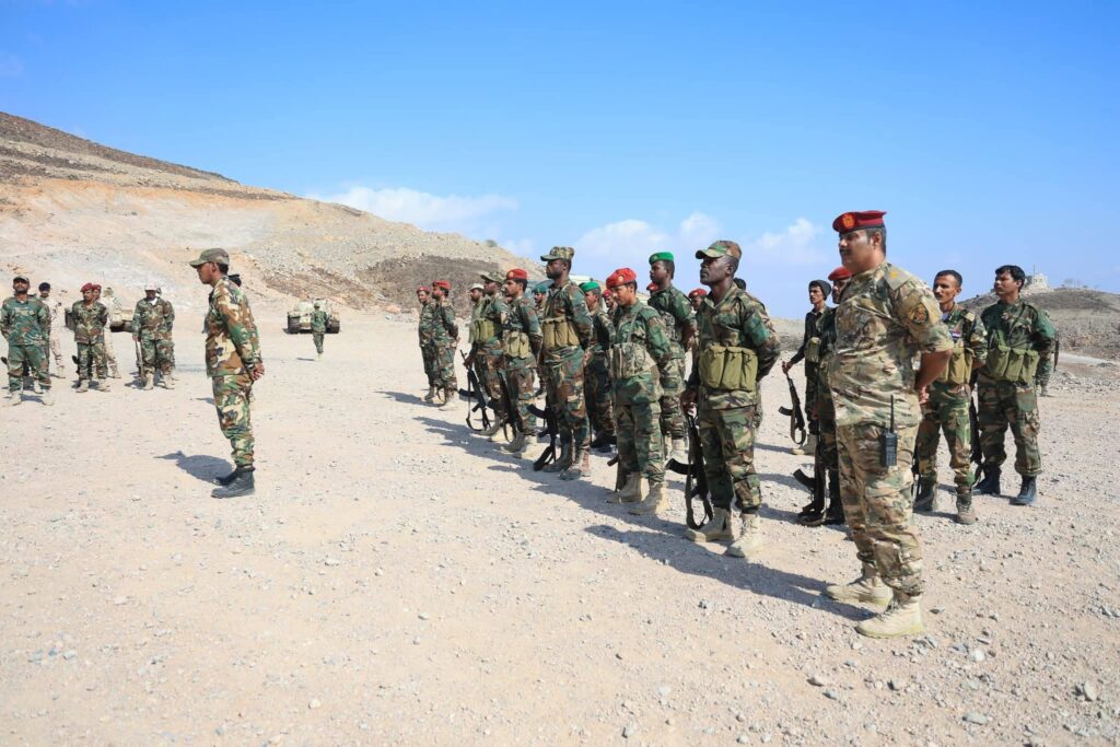 قائد المنطقة العسكرية الثانية يتفقد معسكر الكتيبة الخاصة بالمكلا ويشيد بجاهزيتها ومستواها العسكري العالي قائد المنطقة العسكرية الثانية يتفقد معسكر الكتيبة الخاصة بالمكلا ويشيد بجاهزيتها ومستواها العسكري العالي