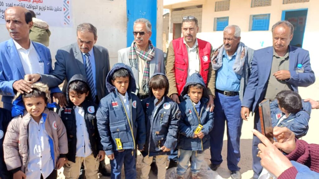 برعاية محافظ شبوة" الهلال الأحمر اليمني يدشن مشروع توزيع 1500 جاكت شتوي على طلاب مدارس قرى وأرياف عتق . برعاية محافظ شبوة" الهلال الأحمر اليمني يدشن مشروع توزيع 1500 جاكت شتوي على طلاب مدارس قرى وأرياف عتق .