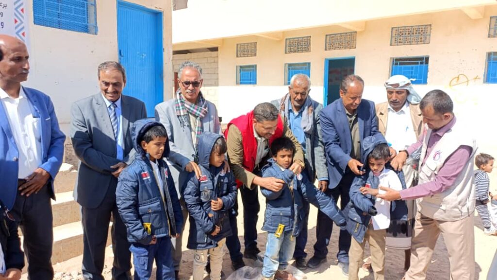 برعاية محافظ شبوة" الهلال الأحمر اليمني يدشن مشروع توزيع 1500 جاكت شتوي على طلاب مدارس قرى وأرياف عتق . برعاية محافظ شبوة" الهلال الأحمر اليمني يدشن مشروع توزيع 1500 جاكت شتوي على طلاب مدارس قرى وأرياف عتق .