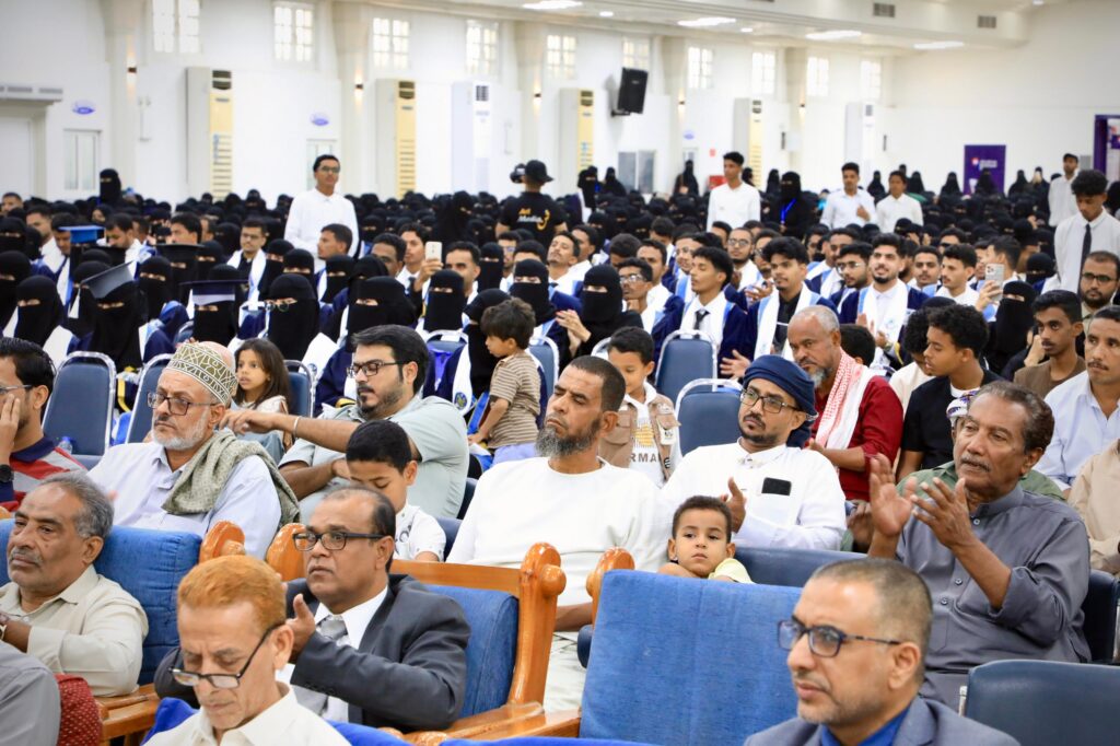 المحافظ الخنبشي يشهد احتفاء جامعة حضرموت بتخرّج الدفعة الـ 27 للعام الجامعي 2025/2024 المحافظ الخنبشي يشهد احتفاء جامعة حضرموت بتخرّج الدفعة الـ 27 للعام الجامعي 2025/2024