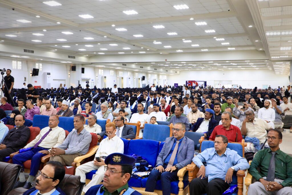 المحافظ الخنبشي يشهد احتفاء جامعة حضرموت بتخرّج الدفعة الـ 27 للعام الجامعي 2025/2024 المحافظ الخنبشي يشهد احتفاء جامعة حضرموت بتخرّج الدفعة الـ 27 للعام الجامعي 2025/2024