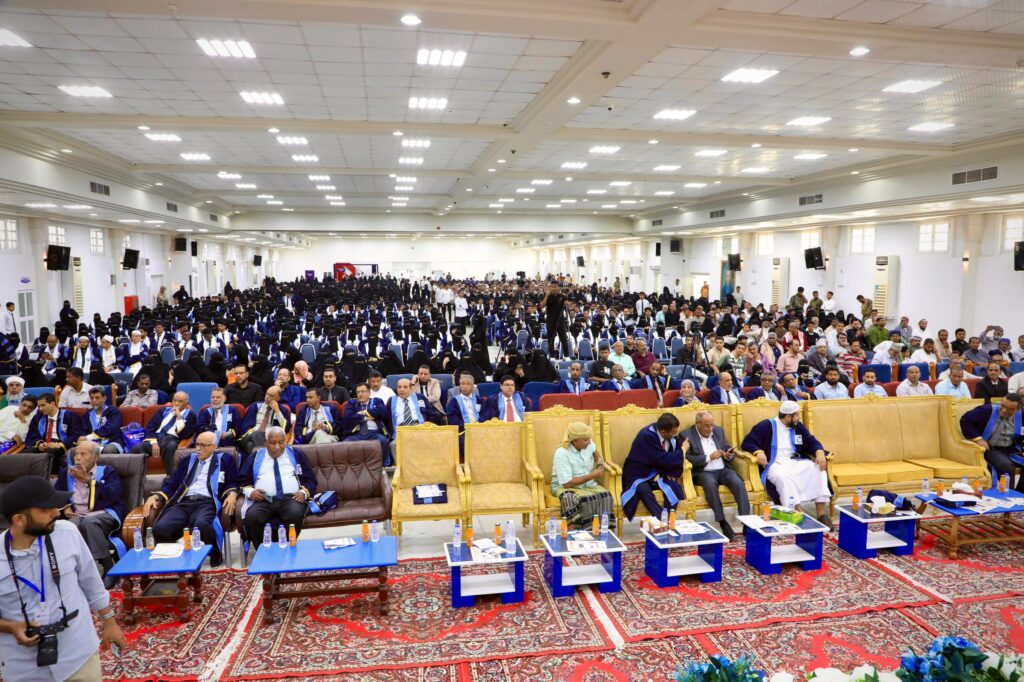 المحافظ الخنبشي يشهد احتفاء جامعة حضرموت بتخرّج الدفعة الـ 27 للعام الجامعي 2025/2024 المحافظ الخنبشي يشهد احتفاء جامعة حضرموت بتخرّج الدفعة الـ 27 للعام الجامعي 2025/2024