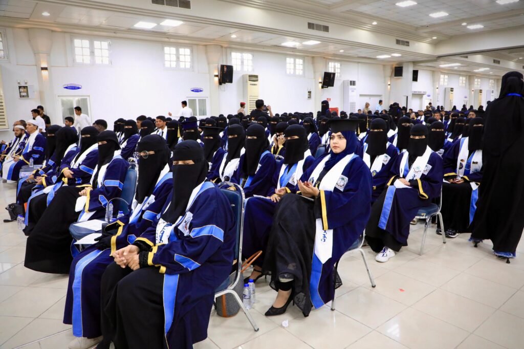 المحافظ الخنبشي يشهد احتفاء جامعة حضرموت بتخرّج الدفعة الـ 27 للعام الجامعي 2025/2024 المحافظ الخنبشي يشهد احتفاء جامعة حضرموت بتخرّج الدفعة الـ 27 للعام الجامعي 2025/2024