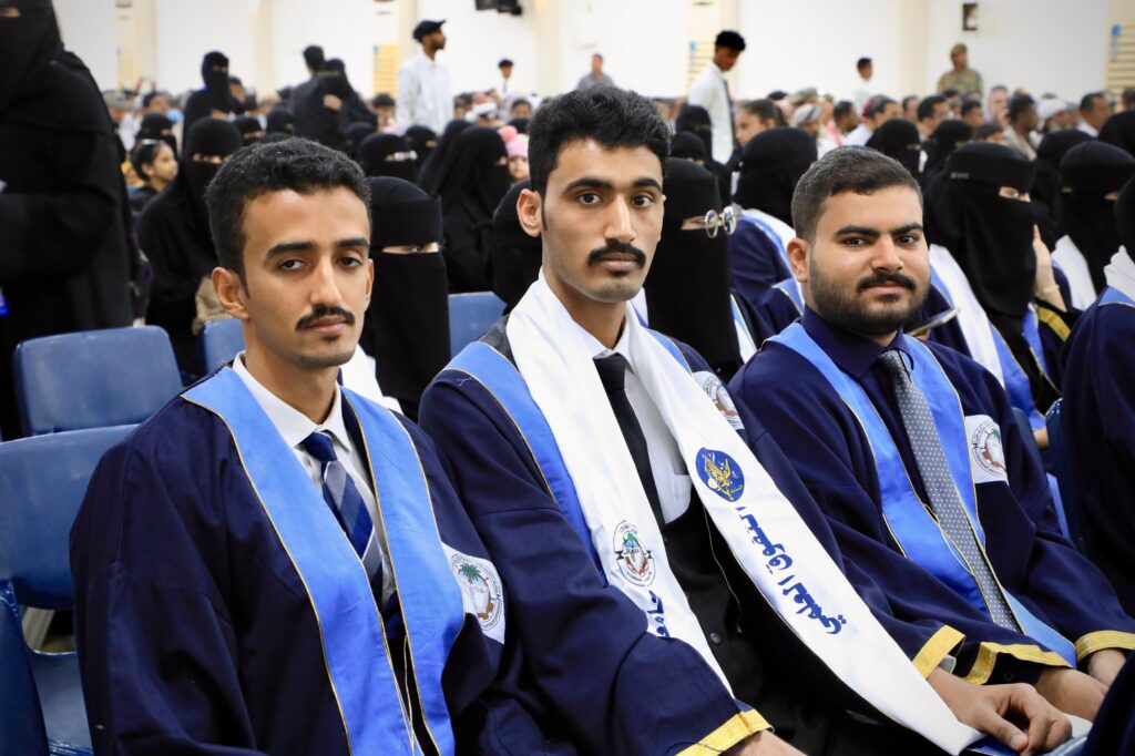 المحافظ الخنبشي يشهد احتفاء جامعة حضرموت بتخرّج الدفعة الـ 27 للعام الجامعي 2025/2024 المحافظ الخنبشي يشهد احتفاء جامعة حضرموت بتخرّج الدفعة الـ 27 للعام الجامعي 2025/2024