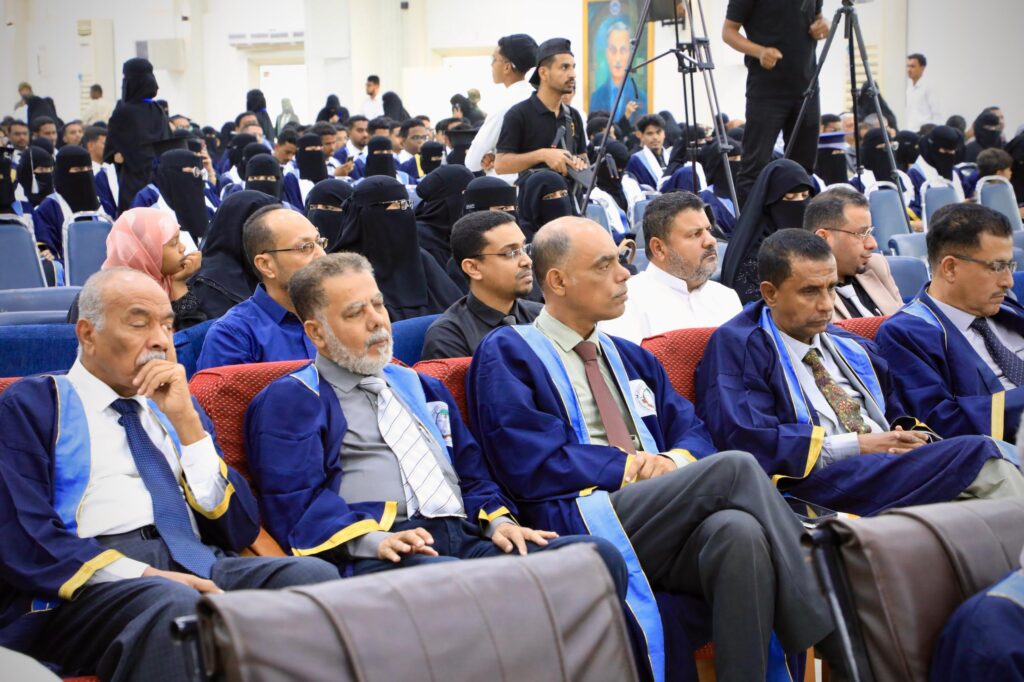 المحافظ الخنبشي يشهد احتفاء جامعة حضرموت بتخرّج الدفعة الـ 27 للعام الجامعي 2025/2024 المحافظ الخنبشي يشهد احتفاء جامعة حضرموت بتخرّج الدفعة الـ 27 للعام الجامعي 2025/2024