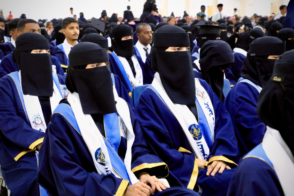 المحافظ الخنبشي يشهد احتفاء جامعة حضرموت بتخرّج الدفعة الـ 27 للعام الجامعي 2025/2024 المحافظ الخنبشي يشهد احتفاء جامعة حضرموت بتخرّج الدفعة الـ 27 للعام الجامعي 2025/2024