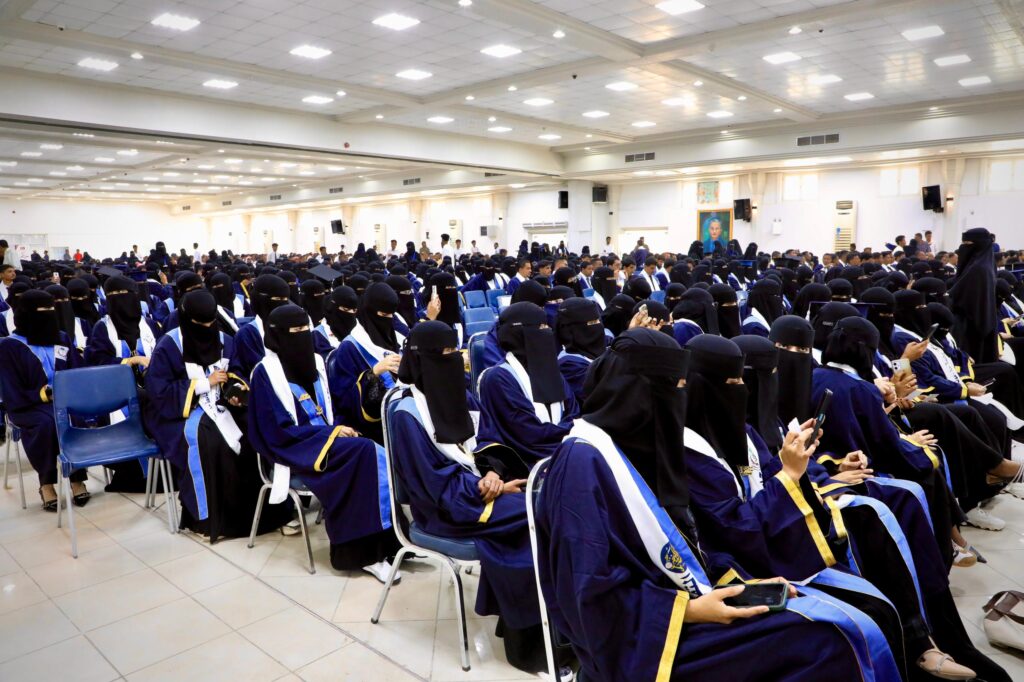 المحافظ الخنبشي يشهد احتفاء جامعة حضرموت بتخرّج الدفعة الـ 27 للعام الجامعي 2025/2024 المحافظ الخنبشي يشهد احتفاء جامعة حضرموت بتخرّج الدفعة الـ 27 للعام الجامعي 2025/2024