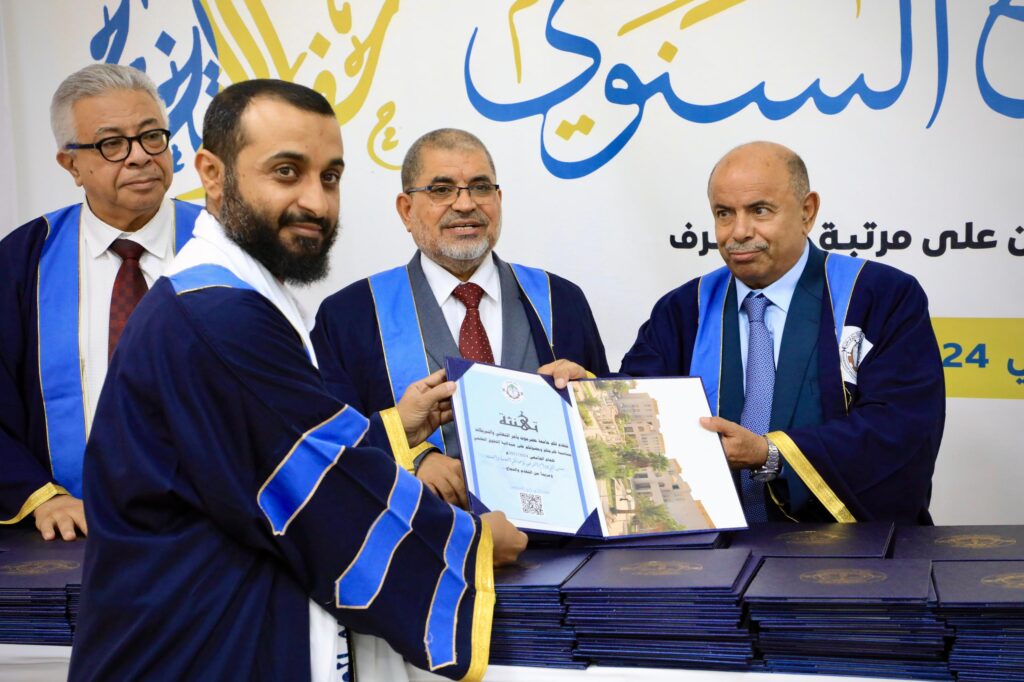 المحافظ الخنبشي يشهد احتفاء جامعة حضرموت بتخرّج الدفعة الـ 27 للعام الجامعي 2025/2024 المحافظ الخنبشي يشهد احتفاء جامعة حضرموت بتخرّج الدفعة الـ 27 للعام الجامعي 2025/2024