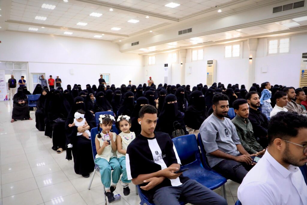 المحافظ الخنبشي يشهد احتفاء جامعة حضرموت بتخرّج الدفعة الـ 27 للعام الجامعي 2025/2024 المحافظ الخنبشي يشهد احتفاء جامعة حضرموت بتخرّج الدفعة الـ 27 للعام الجامعي 2025/2024