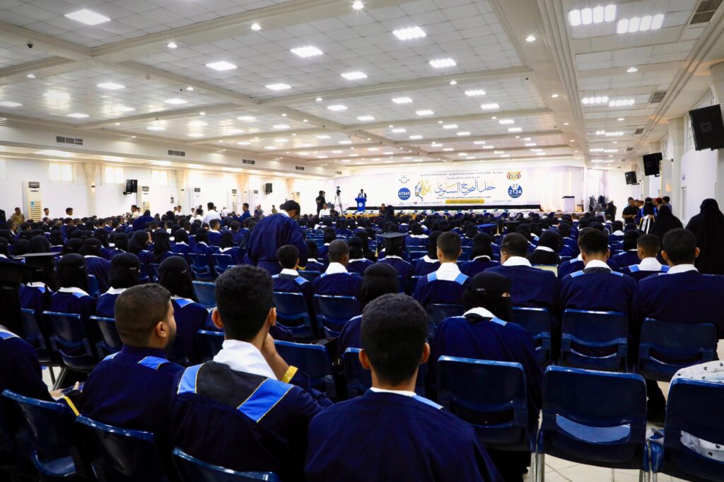 المحافظ الخنبشي يشهد احتفاء جامعة حضرموت بتخرّج الدفعة الـ 27 للعام الجامعي 2025/2024 المحافظ الخنبشي يشهد احتفاء جامعة حضرموت بتخرّج الدفعة الـ 27 للعام الجامعي 2025/2024