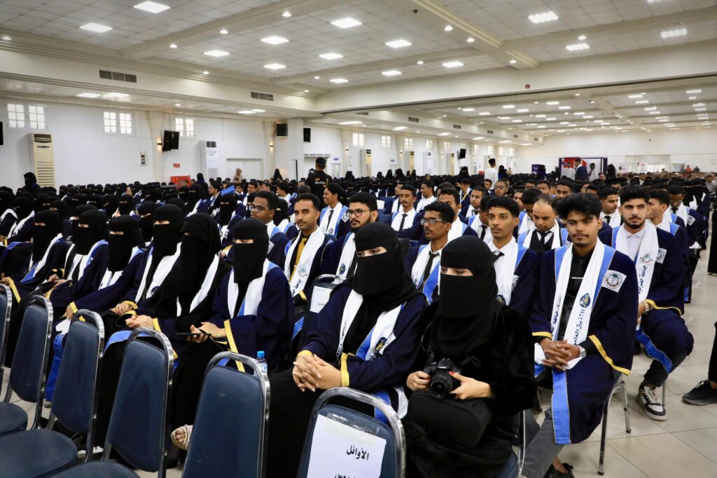 المحافظ الخنبشي يشهد احتفاء جامعة حضرموت بتخرّج الدفعة الـ 27 للعام الجامعي 2025/2024 المحافظ الخنبشي يشهد احتفاء جامعة حضرموت بتخرّج الدفعة الـ 27 للعام الجامعي 2025/2024