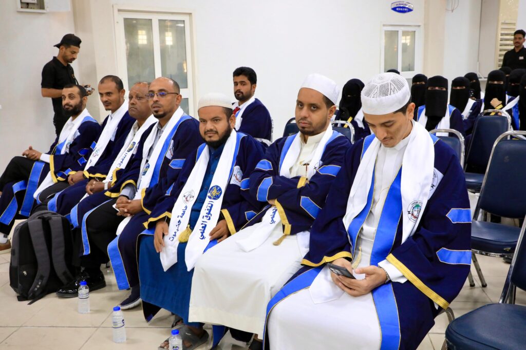 المحافظ الخنبشي يشهد احتفاء جامعة حضرموت بتخرّج الدفعة الـ 27 للعام الجامعي 2025/2024 المحافظ الخنبشي يشهد احتفاء جامعة حضرموت بتخرّج الدفعة الـ 27 للعام الجامعي 2025/2024