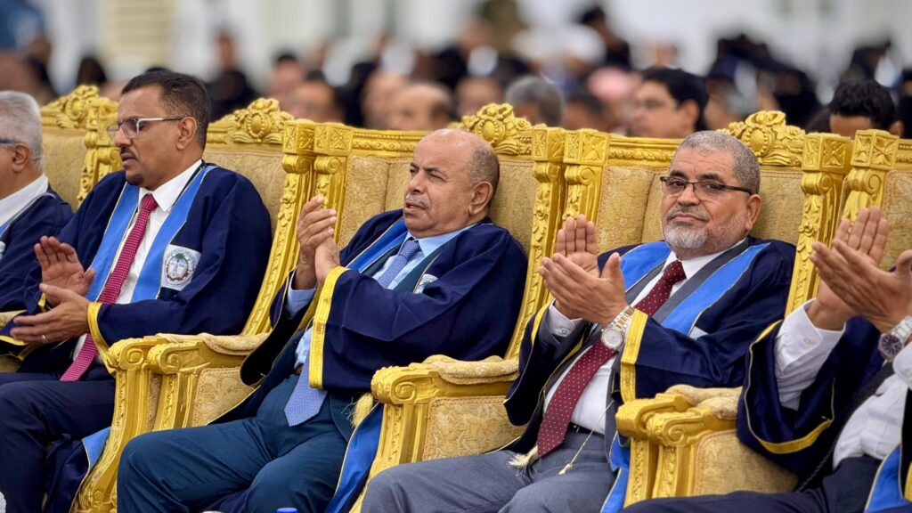 المحافظ الخنبشي يشهد احتفاء جامعة حضرموت بتخرّج الدفعة الـ 27 للعام الجامعي 2025/2024 المحافظ الخنبشي يشهد احتفاء جامعة حضرموت بتخرّج الدفعة الـ 27 للعام الجامعي 2025/2024