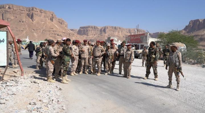 قائد المنطقة العسكرية الأولى وعدد من قادة درع الوطن يتفقدون المواقع الأمامية ويؤكدون جاهزية القوات. قائد المنطقة العسكرية الأولى وعدد من قادة درع الوطن يتفقدون المواقع الأمامية ويؤكدون جاهزية القوات.