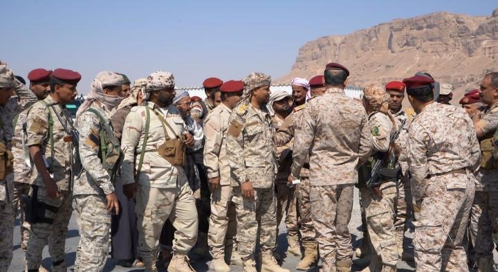 قائد المنطقة العسكرية الأولى وعدد من قادة درع الوطن يتفقدون المواقع الأمامية ويؤكدون جاهزية القوات. قائد المنطقة العسكرية الأولى وعدد من قادة درع الوطن يتفقدون المواقع الأمامية ويؤكدون جاهزية القوات.