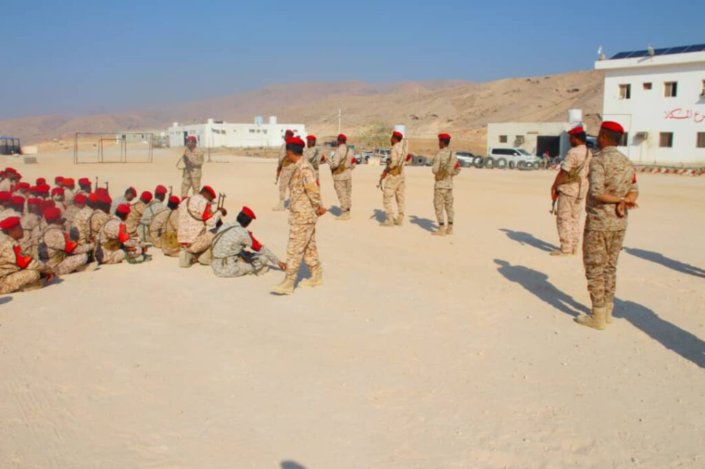 نائب ركن التدريب بالشرطة العسكرية يلقي محاضره بعنوان "دورية الإغارة والمسير من نقطة النزول " لمنتسبي القوة نائب ركن التدريب بالشرطة العسكرية يلقي محاضره بعنوان "دورية الإغارة والمسير من نقطة النزول " لمنتسبي القوة