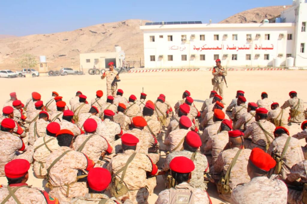 نائب ركن التدريب بالشرطة العسكرية يلقي محاضره بعنوان "دورية الإغارة والمسير من نقطة النزول " لمنتسبي القوة نائب ركن التدريب بالشرطة العسكرية يلقي محاضره بعنوان "دورية الإغارة والمسير من نقطة النزول " لمنتسبي القوة