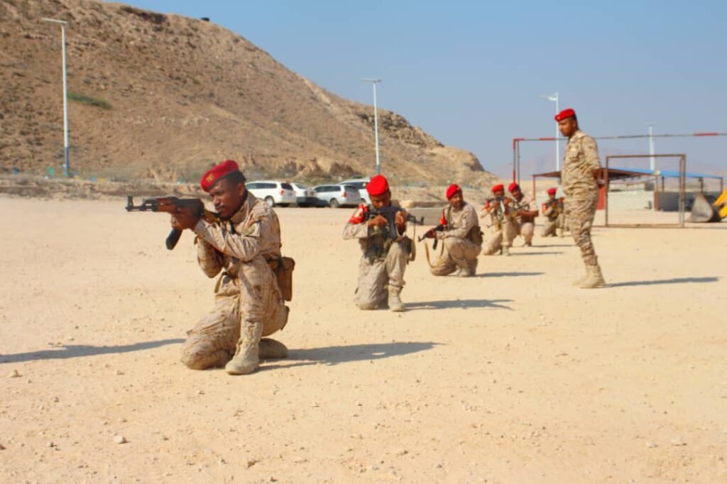 نائب ركن التدريب بالشرطة العسكرية يلقي محاضره بعنوان "دورية الإغارة والمسير من نقطة النزول " لمنتسبي القوة نائب ركن التدريب بالشرطة العسكرية يلقي محاضره بعنوان "دورية الإغارة والمسير من نقطة النزول " لمنتسبي القوة