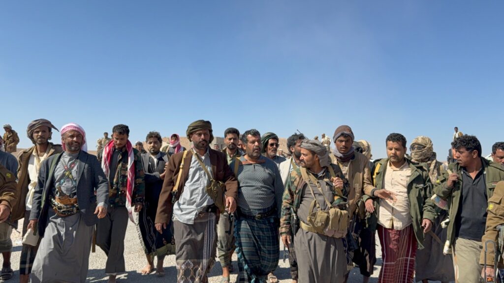 القائد الأعلى لقوات حماية حضرموت يطّلع ميدانيًا على جاهزية القوات المكلفة بتأمين الحقول والمنشآت النفطية القائد الأعلى لقوات حماية حضرموت يطّلع ميدانيًا على جاهزية القوات المكلفة بتأمين الحقول والمنشآت النفطية