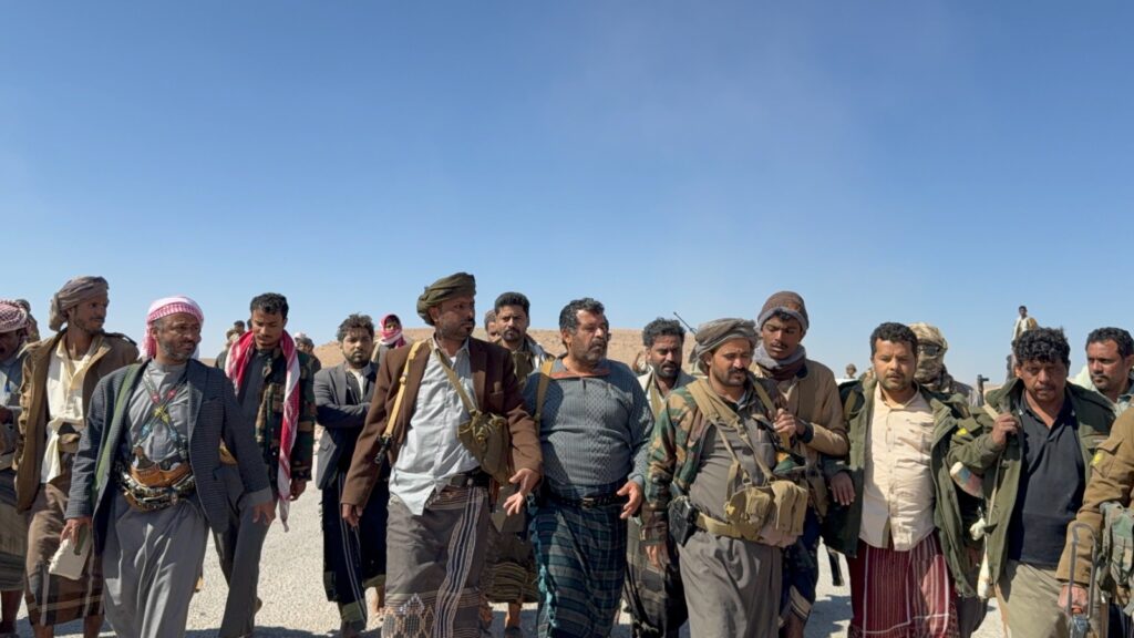 القائد الأعلى لقوات حماية حضرموت يطّلع ميدانيًا على جاهزية القوات المكلفة بتأمين الحقول والمنشآت النفطية القائد الأعلى لقوات حماية حضرموت يطّلع ميدانيًا على جاهزية القوات المكلفة بتأمين الحقول والمنشآت النفطية