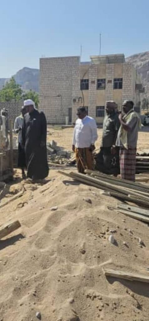 الاستاذ السماحي المدير العام لمديرية السوم يتفقد سير العمل في مشروع بناء سكن الأطباء بمستشفى السوم الاستاذ السماحي المدير العام لمديرية السوم يتفقد سير العمل في مشروع بناء سكن الأطباء بمستشفى السوم