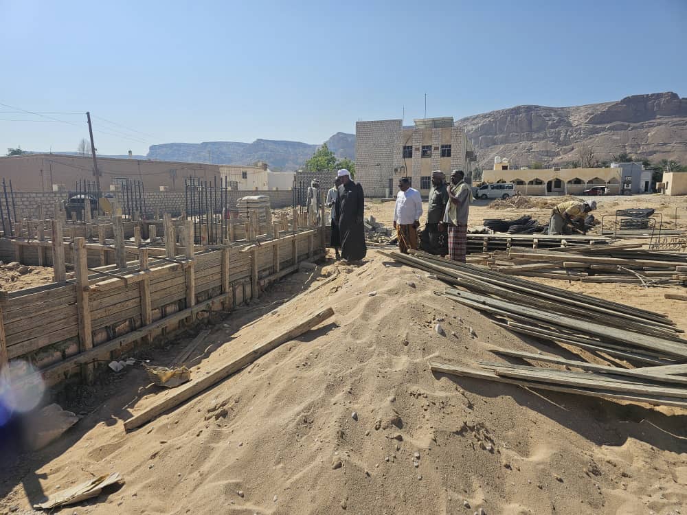 الاستاذ السماحي المدير العام لمديرية السوم يتفقد سير العمل في مشروع بناء سكن الأطباء بمستشفى السوم الاستاذ السماحي المدير العام لمديرية السوم يتفقد سير العمل في مشروع بناء سكن الأطباء بمستشفى السوم