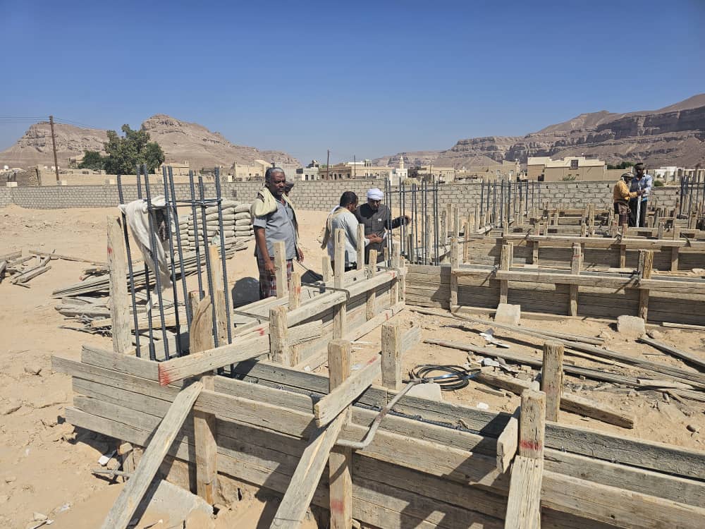 الاستاذ السماحي المدير العام لمديرية السوم يتفقد سير العمل في مشروع بناء سكن الأطباء بمستشفى السوم الاستاذ السماحي المدير العام لمديرية السوم يتفقد سير العمل في مشروع بناء سكن الأطباء بمستشفى السوم