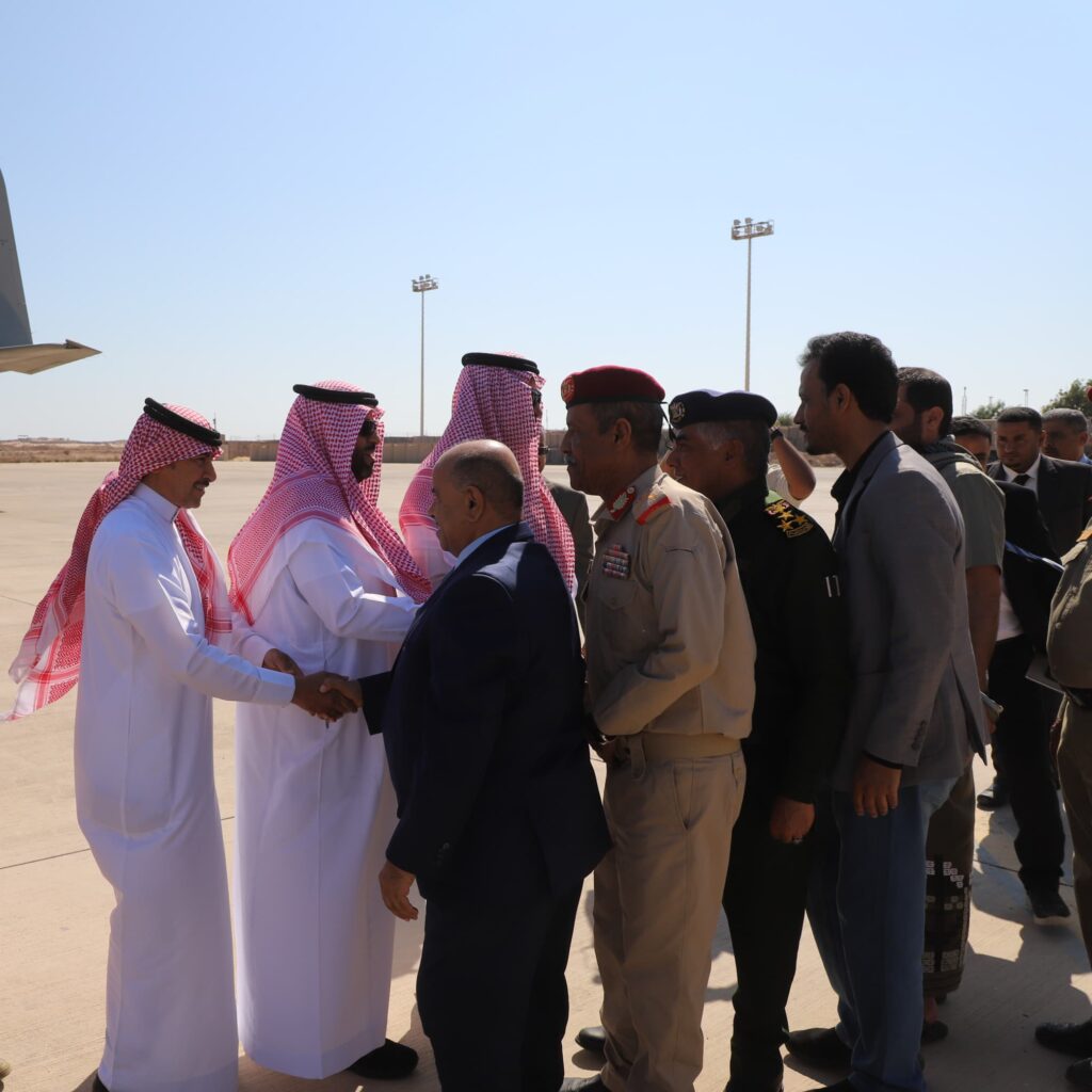 محافظ حضرموت يستقبل وفدًا أمنيًا وعسكريًا رفيع المستوى من المملكة العربية السعودية الشقيقة محافظ حضرموت يستقبل وفدًا أمنيًا وعسكريًا رفيع المستوى من المملكة العربية السعودية الشقيقة