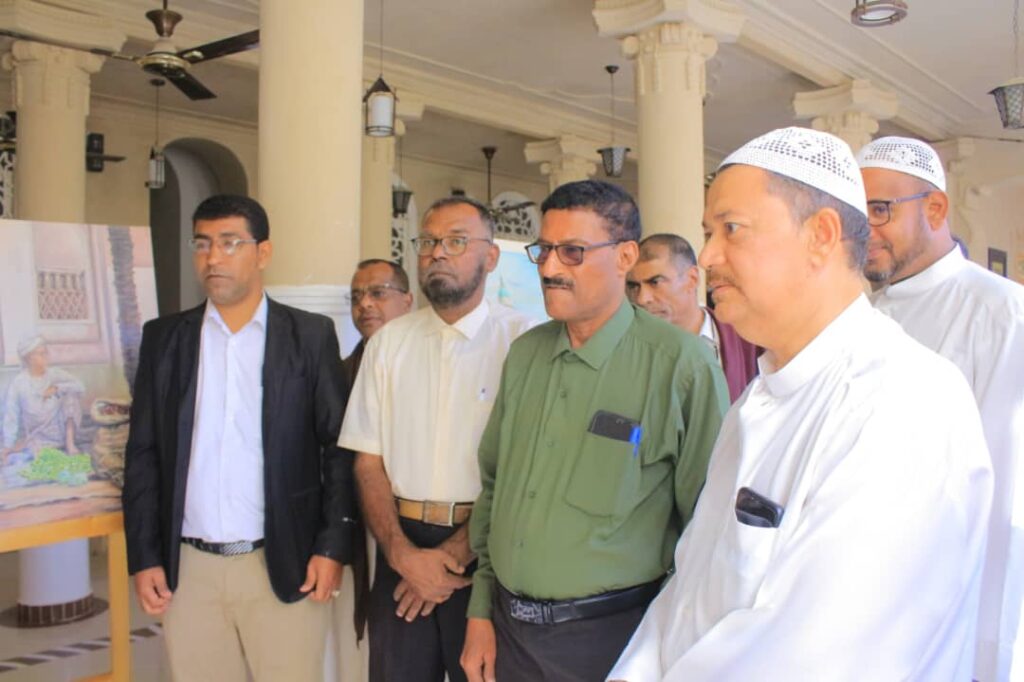 بتنظيم مكتب الثقافة.. مدير عام مديرية تريم يفتتح معرض "تريم بريشة هشام" للفنان هشام بن يحيى بتنظيم مكتب الثقافة.. مدير عام مديرية تريم يفتتح معرض "تريم بريشة هشام" للفنان هشام بن يحيى