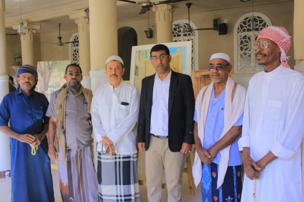 بتنظيم مكتب الثقافة.. مدير عام مديرية تريم يفتتح معرض "تريم بريشة هشام" للفنان هشام بن يحيى بتنظيم مكتب الثقافة.. مدير عام مديرية تريم يفتتح معرض "تريم بريشة هشام" للفنان هشام بن يحيى