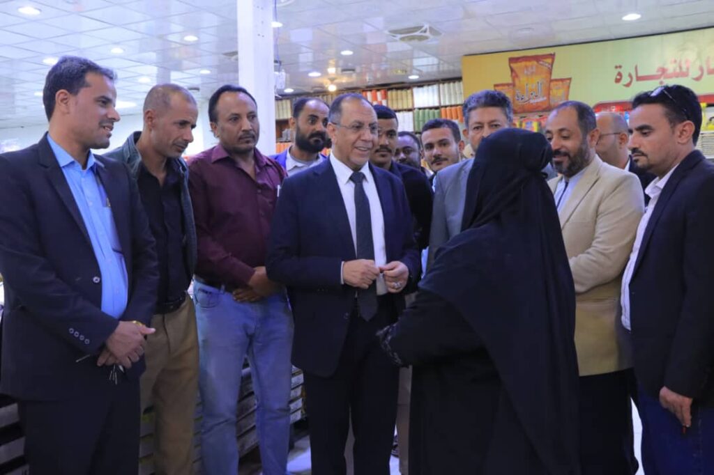 وزير الصناعة والتجارة يتفقد مكتب الوزارة في مأرب وينفذ زيارة ميدانية للرقابة على الأسواق وزير الصناعة والتجارة يتفقد مكتب الوزارة في مأرب وينفذ زيارة ميدانية للرقابة على الأسواق