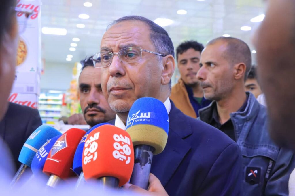 وزير الصناعة والتجارة يتفقد مكتب الوزارة في مأرب وينفذ زيارة ميدانية للرقابة على الأسواق وزير الصناعة والتجارة يتفقد مكتب الوزارة في مأرب وينفذ زيارة ميدانية للرقابة على الأسواق