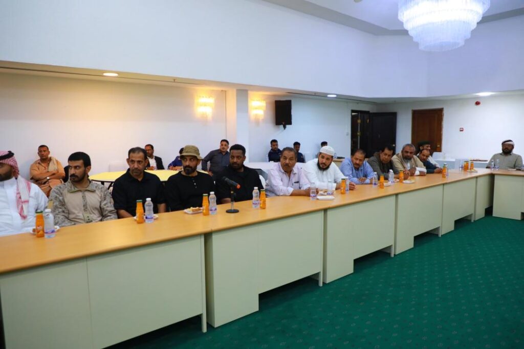 محافظ حضرموت والوفد السعودي يلتقيان الوجهاء والأعيان والقيادات السياسية والاجتماعية بمحافظة حضرموت محافظ حضرموت والوفد السعودي يلتقيان الوجهاء والأعيان والقيادات السياسية والاجتماعية بمحافظة حضرموت