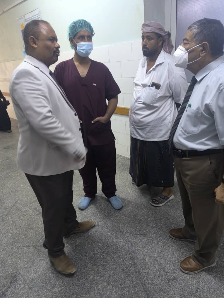 بتوجيهات من الاستاذ سالم الخنبشي محافظ محافظة حضرموت …الجمحي والحداد يقومون بزيارة تفقدية للإطلاع على أحوال المصابين بهيئة مستشفى ابن سينا العام بالمكلا بتوجيهات من الاستاذ سالم الخنبشي محافظ محافظة حضرموت …الجمحي والحداد يقومون بزيارة تفقدية للإطلاع على أحوال المصابين بهيئة مستشفى ابن سينا العام بالمكلا