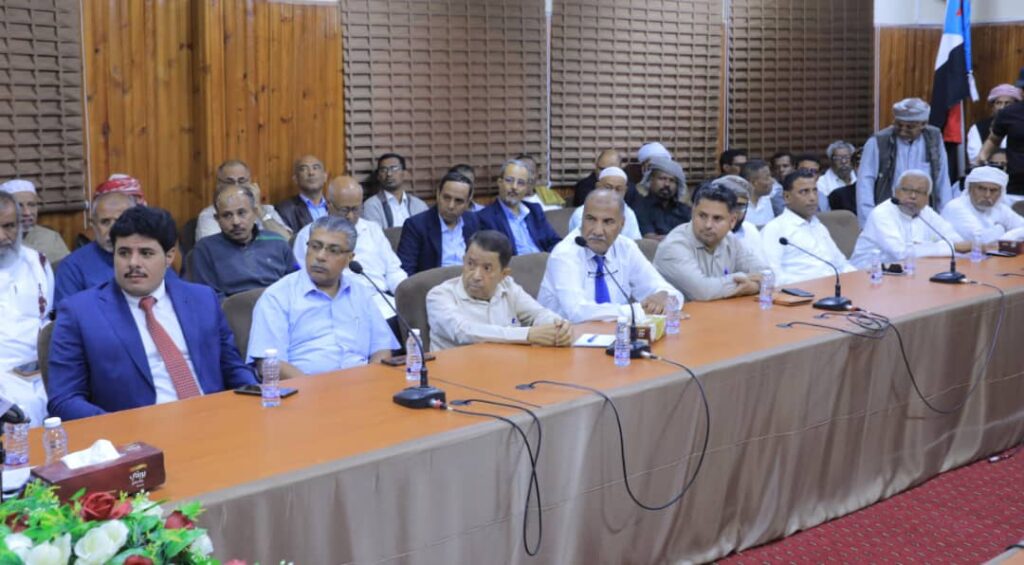 في اللقاء المشترك الذي جمع قيادة السلطة المحلية وقيادة المجلس الانتقالي في اللقاء المشترك الذي جمع قيادة السلطة المحلية وقيادة المجلس الانتقالي
