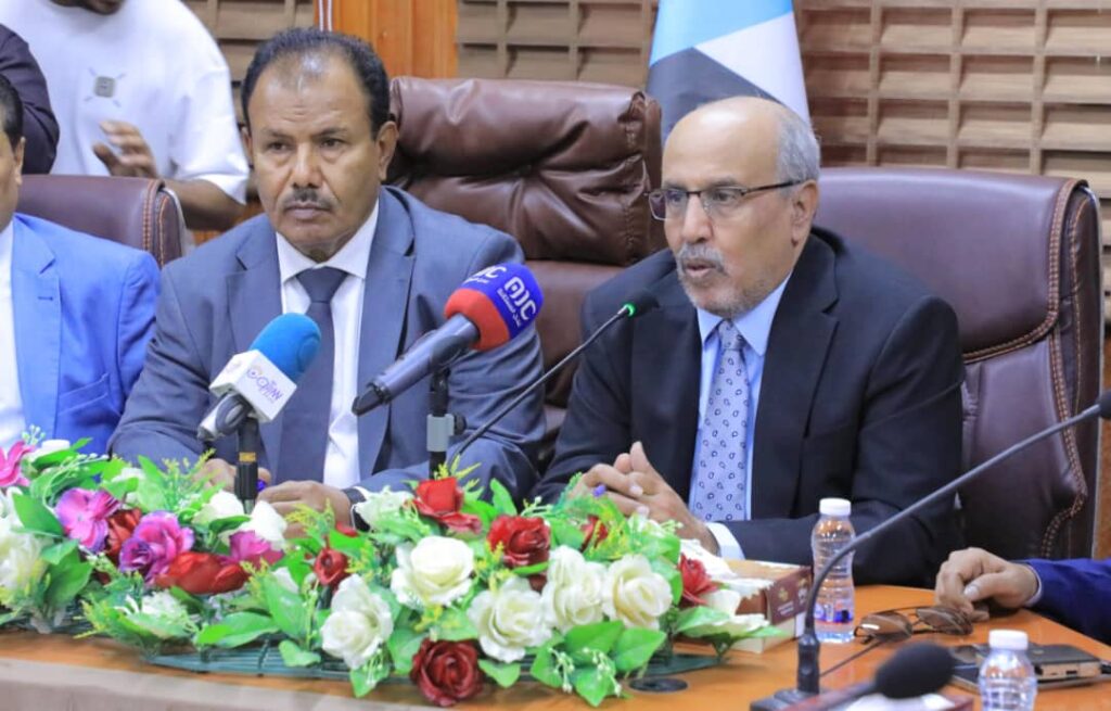 في اللقاء المشترك الذي جمع قيادة السلطة المحلية وقيادة المجلس الانتقالي في اللقاء المشترك الذي جمع قيادة السلطة المحلية وقيادة المجلس الانتقالي