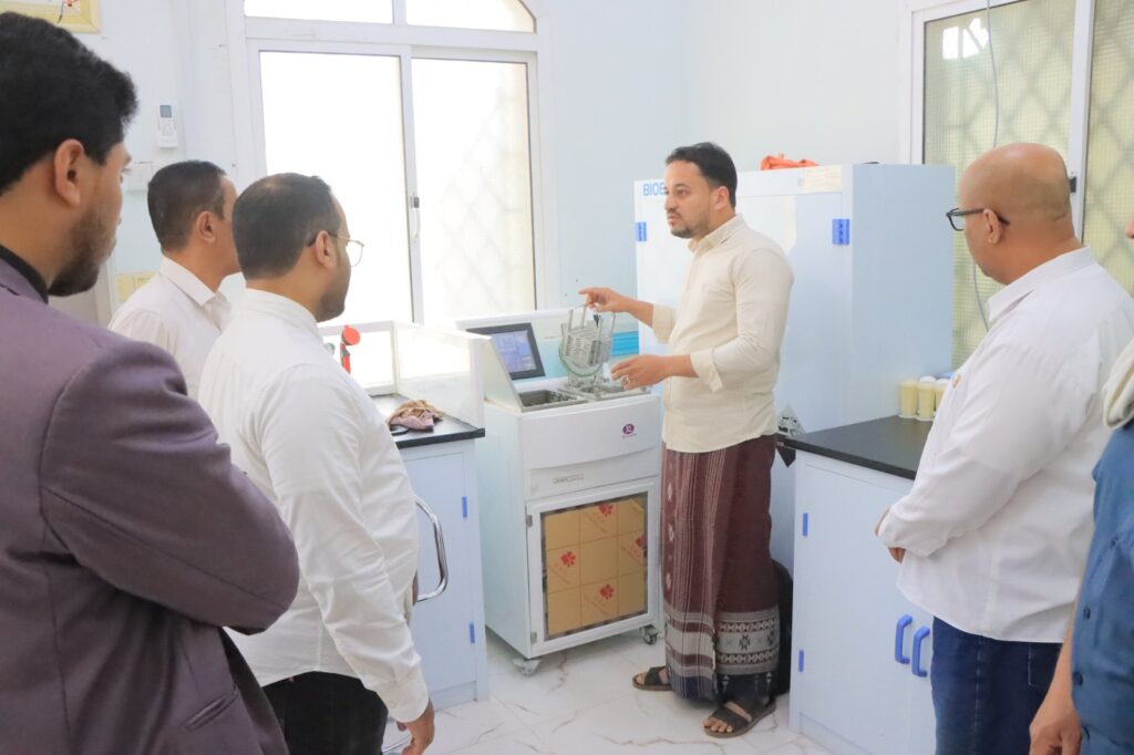 العمودي يطلع على سير العمل بمختبر فحص الانسجة بالمركز الوطني لعلاج الأورام بسيئون العمودي يطلع على سير العمل بمختبر فحص الانسجة بالمركز الوطني لعلاج الأورام بسيئون