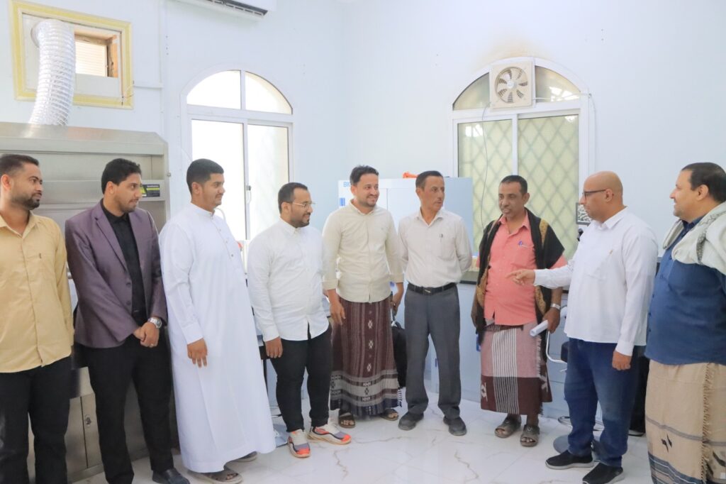 العمودي يطلع على سير العمل بمختبر فحص الانسجة بالمركز الوطني لعلاج الأورام بسيئون العمودي يطلع على سير العمل بمختبر فحص الانسجة بالمركز الوطني لعلاج الأورام بسيئون