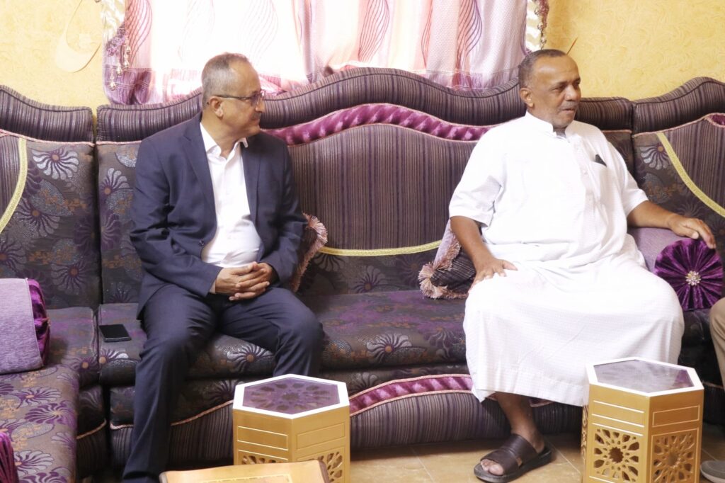 الأمين العام لمحلي حضرموت يطمئن على صحة الأستاذ صلاح رشيد أحد كوادر مكتب وزارة المالية بالمحافظة الأمين العام لمحلي حضرموت يطمئن على صحة الأستاذ صلاح رشيد أحد كوادر مكتب وزارة المالية بالمحافظة