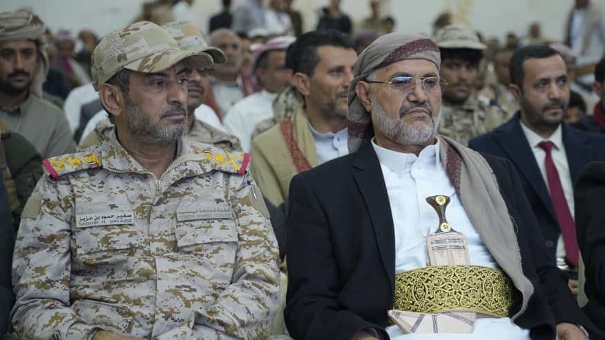 مأرب….رئيس هيئة أركان الجيش اليمني يشيد ببطولات وتضحيات قبيلة أرحب. مأرب….رئيس هيئة أركان الجيش اليمني يشيد ببطولات وتضحيات قبيلة أرحب.