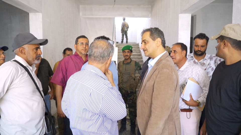 محافظ عدن يطّلع على سير العمل في مبنى إدارتي الطرق والإنارة ويوجّه بمعالجة أي إشكاليات تعترض تنفيذ المشاريع الجارية - محافظ عدن يطّلع على سير العمل في مبنى إدارتي الطرق والإنارة ويوجّه بمعالجة أي إشكاليات تعترض تنفيذ المشاريع الجارية -
